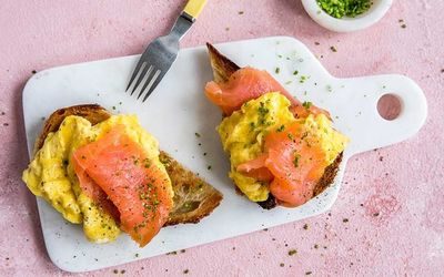 Brødskive med laks og eggerøre