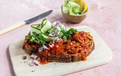 Brødskive med makrell i tomat