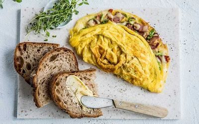 Brød med omelett