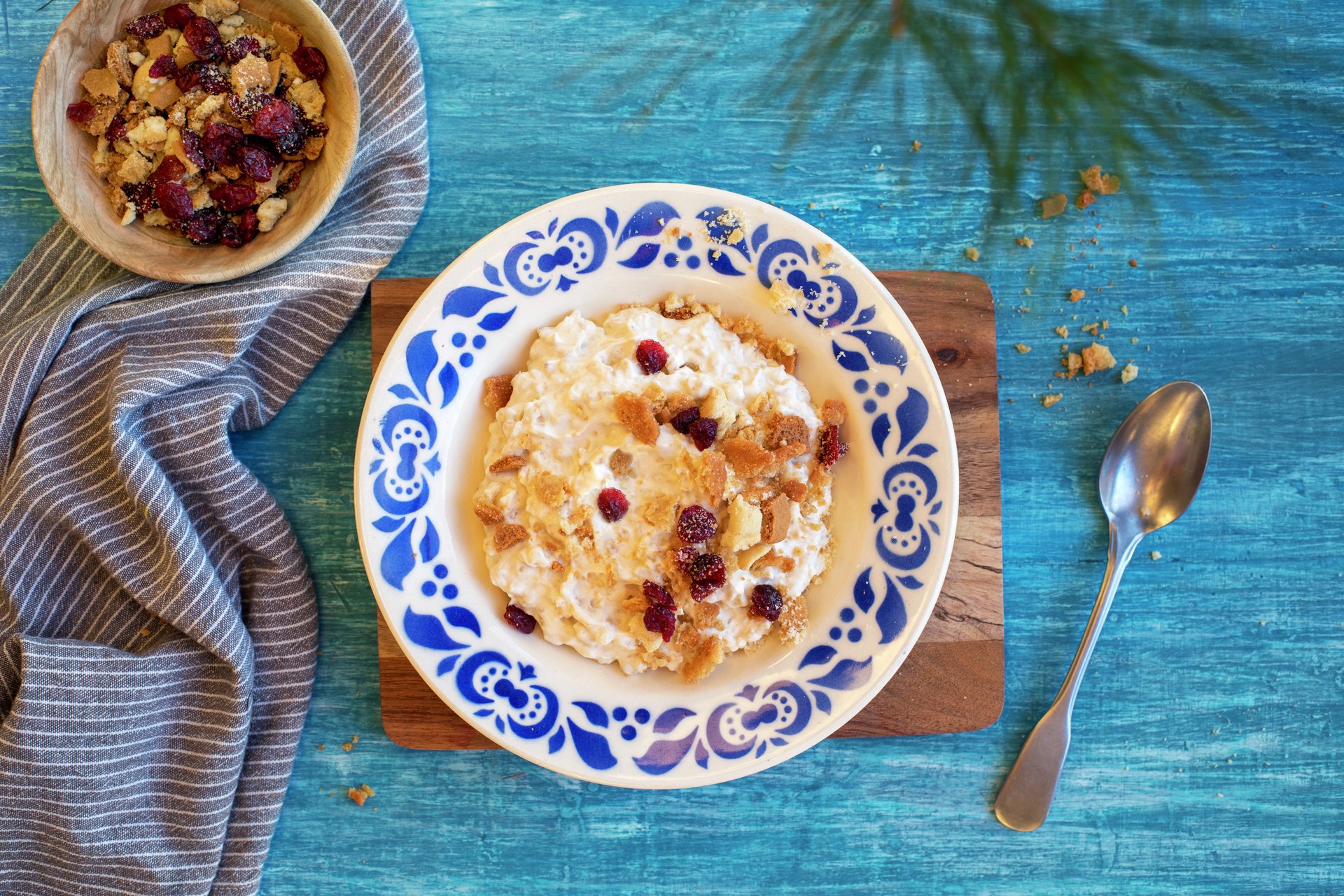 Byggrynskrem med kakerester er god gjenbruk av julekakene.