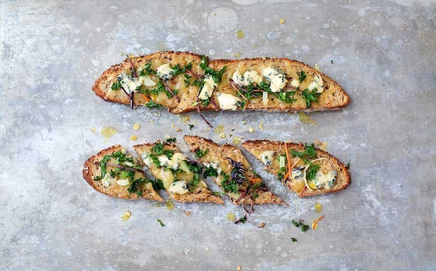 Miljøvennlig middag: Brødpizza med blåmuggost