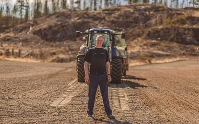 Kornbonde Ole Einar Amlie under våronna