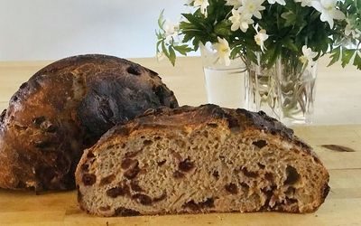 Lyst surdeigsbrød med tranebær