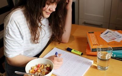 student Amanda Saxhaug med mat til hjemmeeksamen