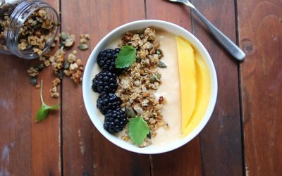 Smoothie bowl med ristet havregranola