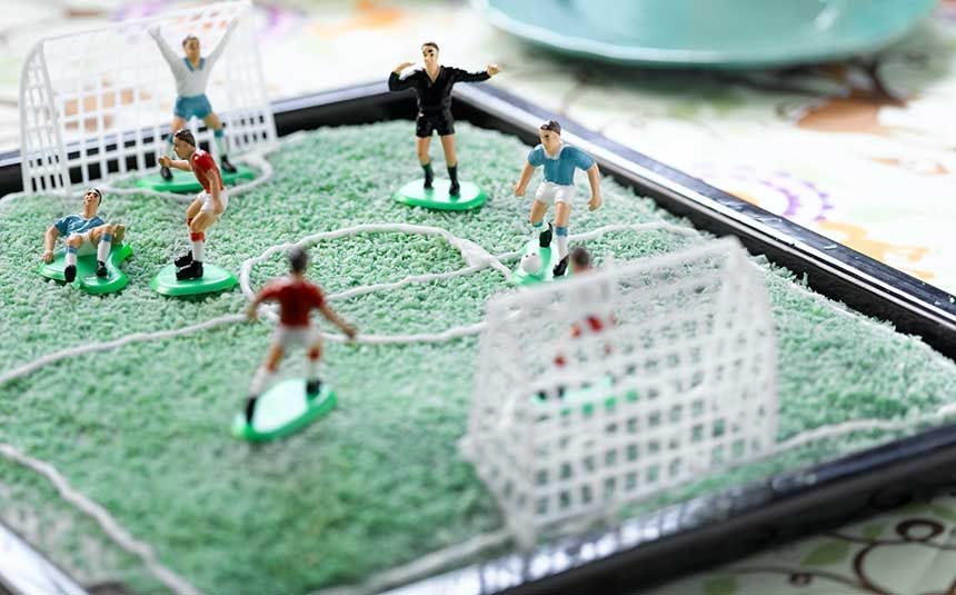 Denne fotballbane-kaken har alt man kan be om fra gode farsdagskaker: enkel, inneholder sjokolade og er morsom både å pynte og servere.