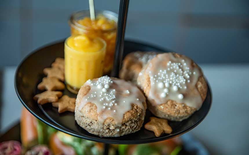 Afternoon tea med juletema: pepperkakescones