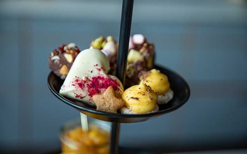 Afternoon tea med juletema: Småkaker på toppen av fatet