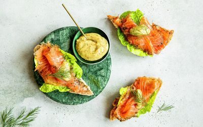 Gravlaks med sennepssaus på surdeigsbrød