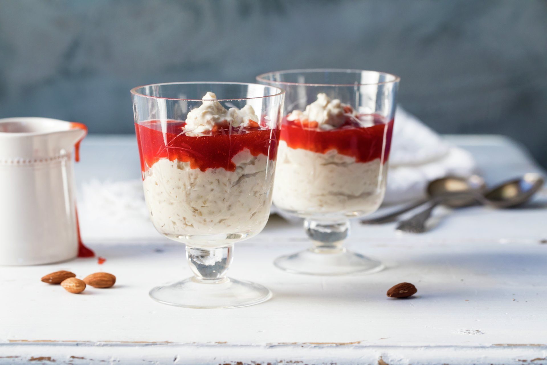 Byggrynskrem med rød saus