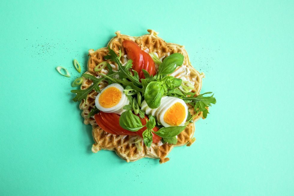 Vaffel med egge og tomat