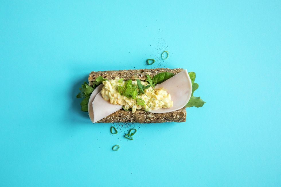 Grov bagett med kylling og eggesalat