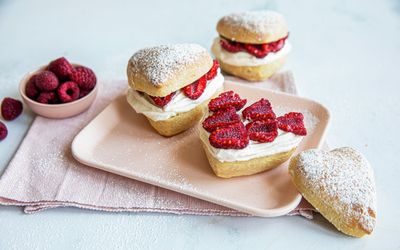 Hjerteboller med krem og bringebær