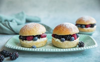 Grovere fastelavnsboller med kremost og friske bær