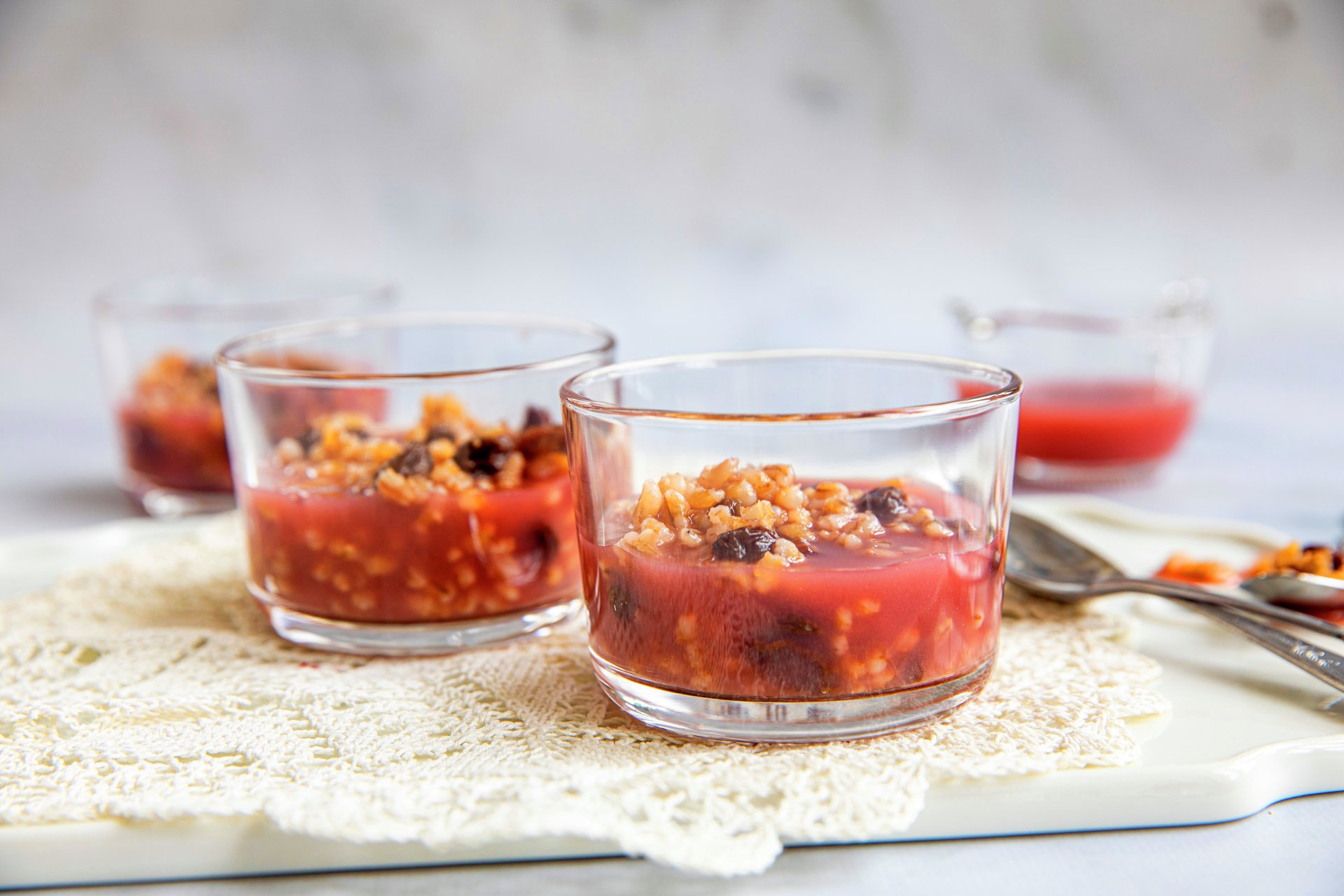 Saftsuppe med byggryn er en nostalgisk dessert.