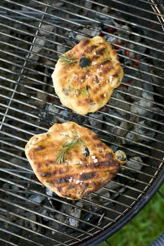 Focaccia rett på grillen.