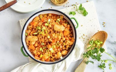 Vegansk one pot med byggryn og bønner