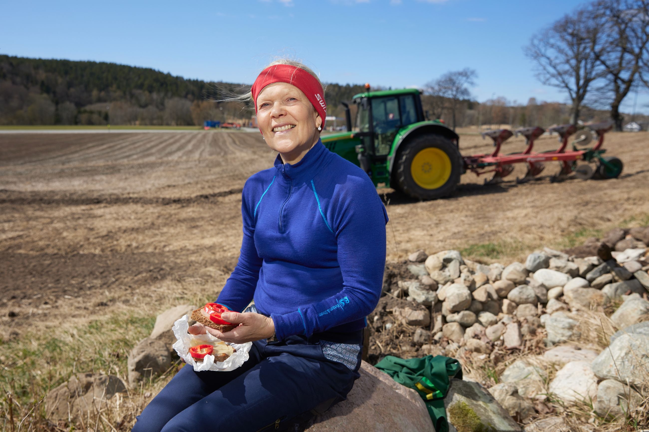Bondens matpakke i våronna: Asta Irene Solberg har rugbrød med servelat, agurk og paprika i matpakken.