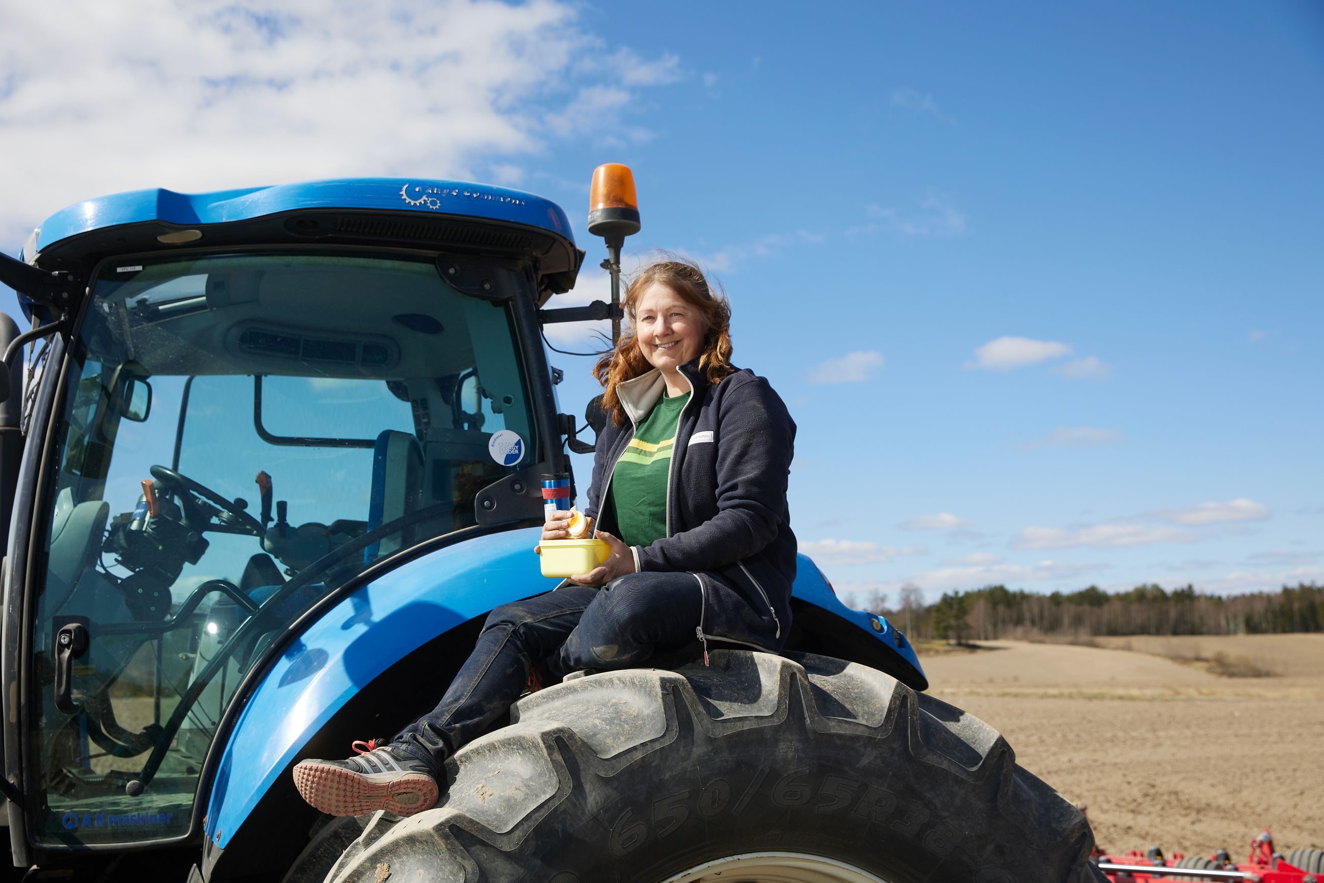 Bondens matpakke i våronna: Gina Stensrud har hjemmebakt brød med eggeskiver og spekeskinke i matpakka.