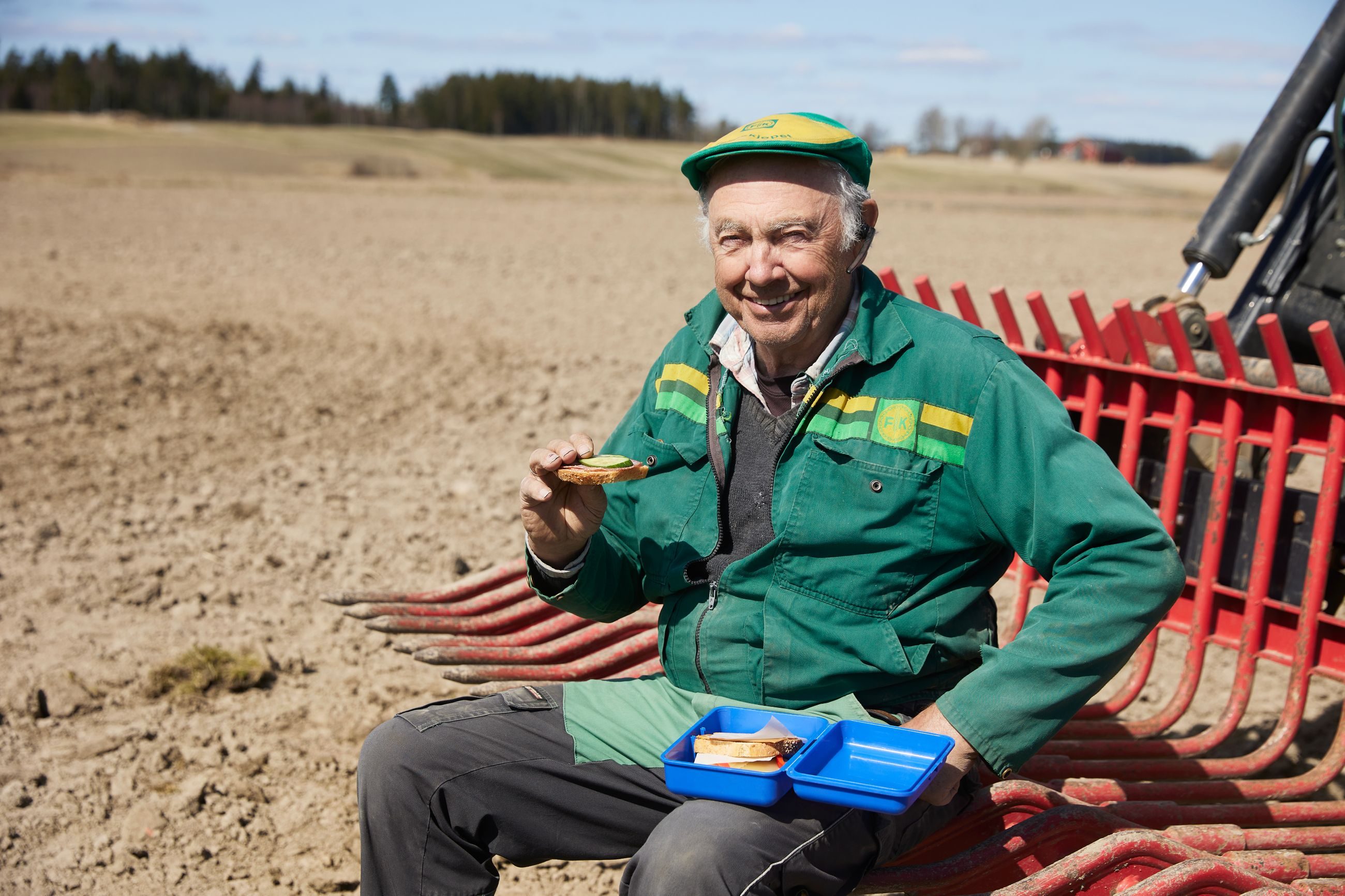 Bondens matpakke i våronna: Oddmund Stensrud har en brødskive med servelat og en med ost og paprika i matpakka.