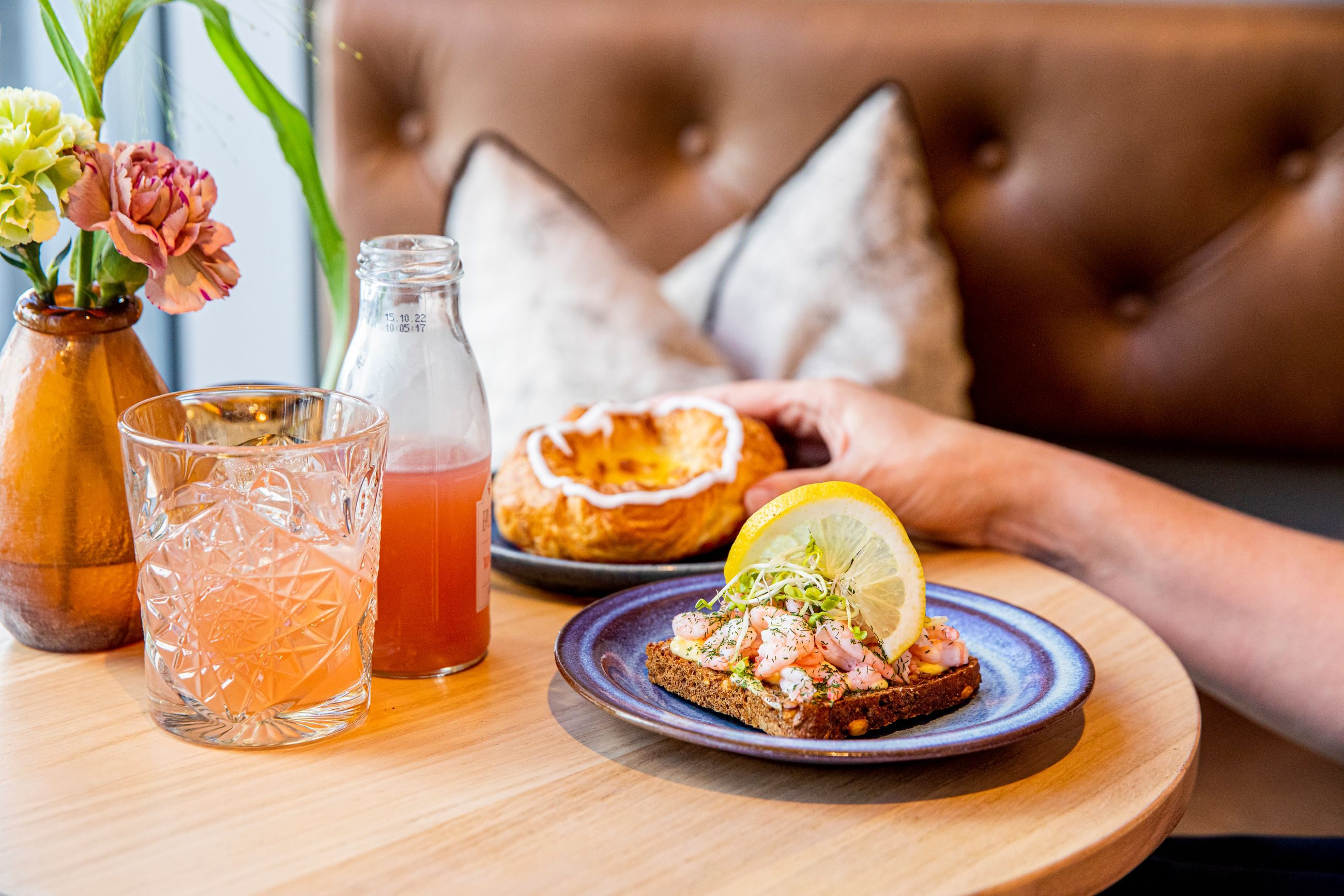 En smak av utlandet: Bakerens fyldige rugbrødsmørbrød, sprø wienerbrød og friske hylleblomstsaft gir oss vann i munnen. Det er ikke rart at Danmark er mange nordmenns favoritt-ferieland.