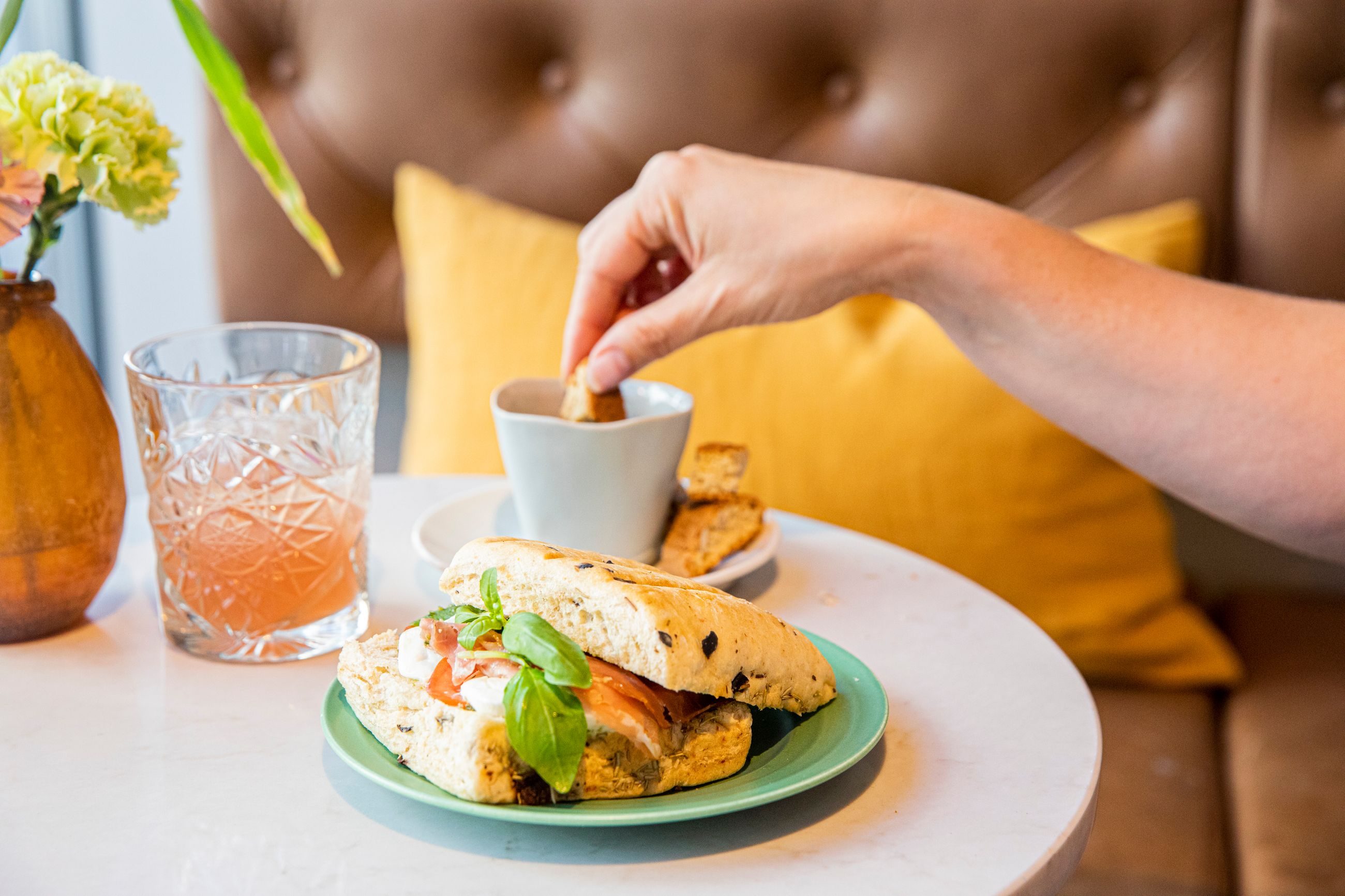 Lun focaccia, sprø biscotti og en sterk espresso – vi kan allerede føle den varme familiestemningen fra Italia