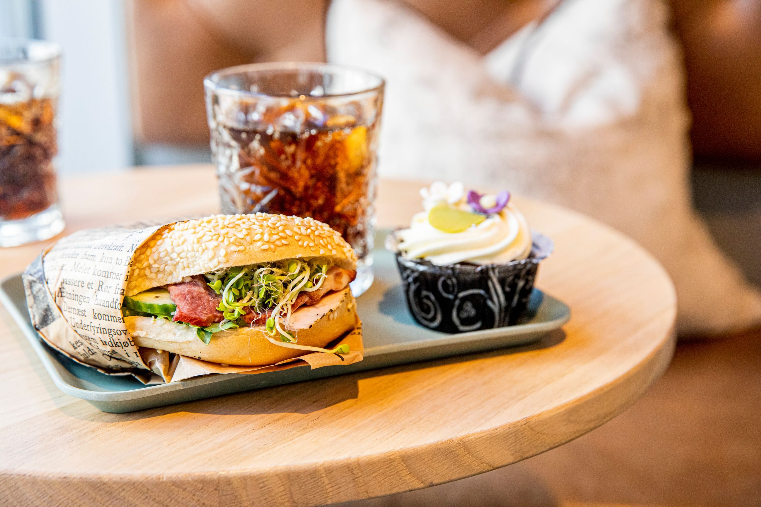 En snak av utlandet: Den amerikanske feriefølelsen får du med en godt smurt bagel, en luftig cupcake og et glass med iskald Cola. 