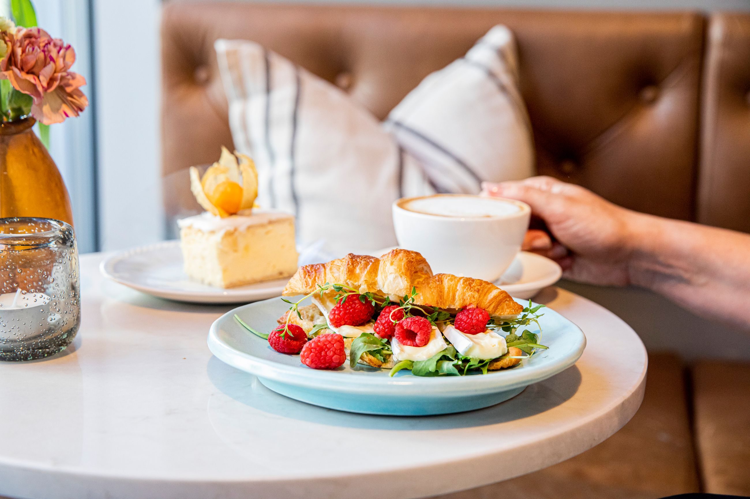 En fransk smak av utlandet: Luftig croissant, kremete napoleonskake, silkemyk cafe au lait