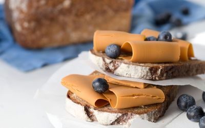 Grovt rosinbrød med brunost og blåbær