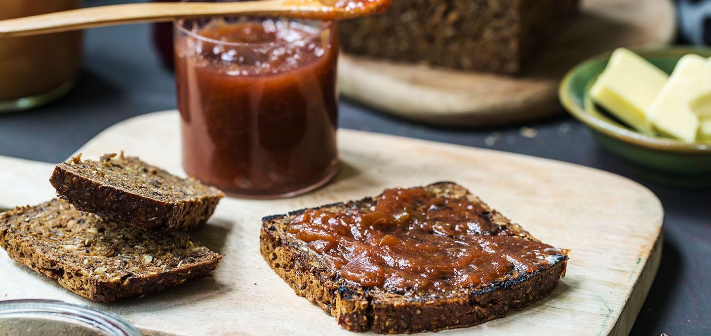 Ferskt rugbrød med søtt rabarbrasyltetøy 