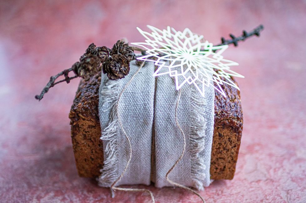 Ekstra grovt rugbrød pyntet som julegave