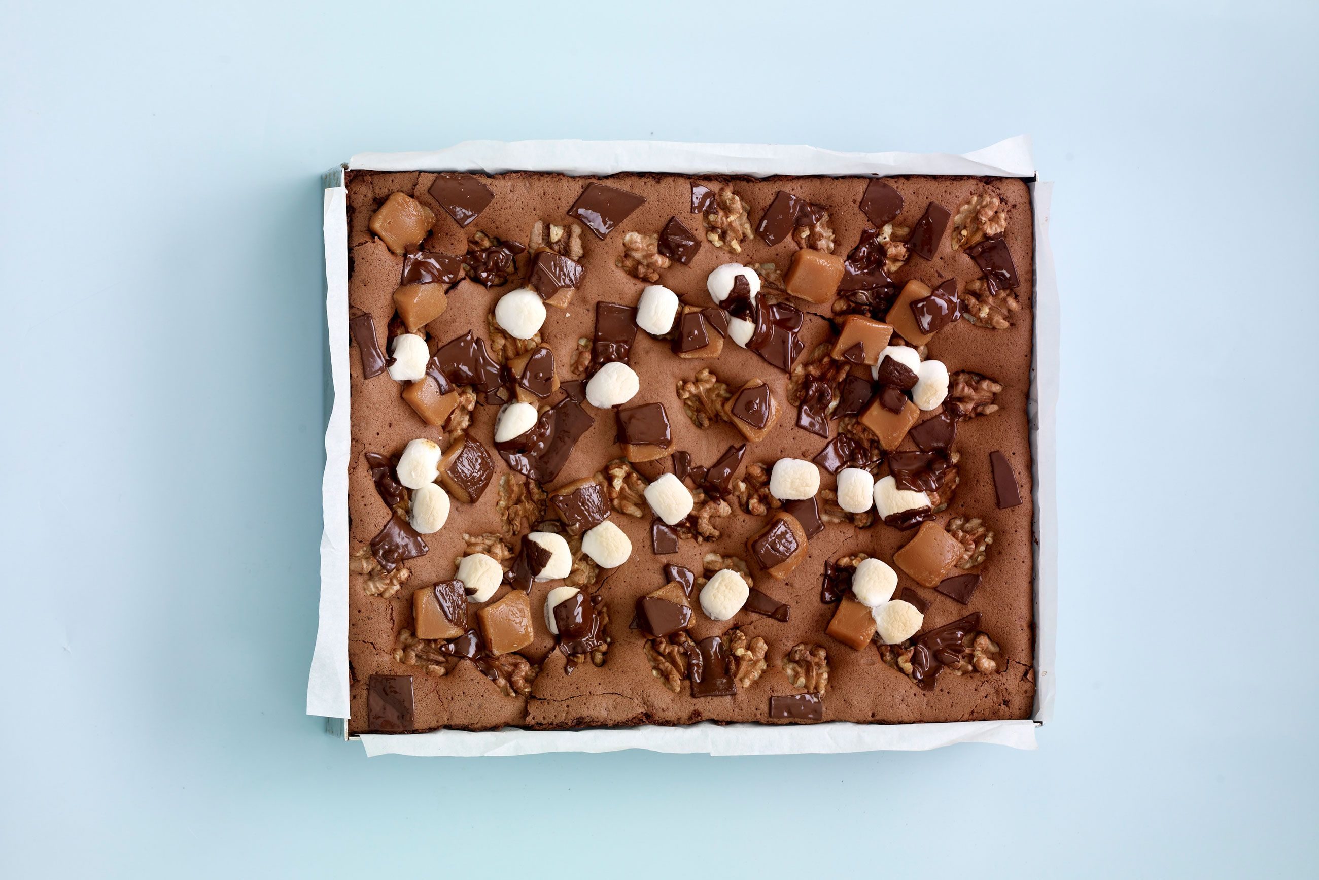 Brownies med karameller og marshmallows