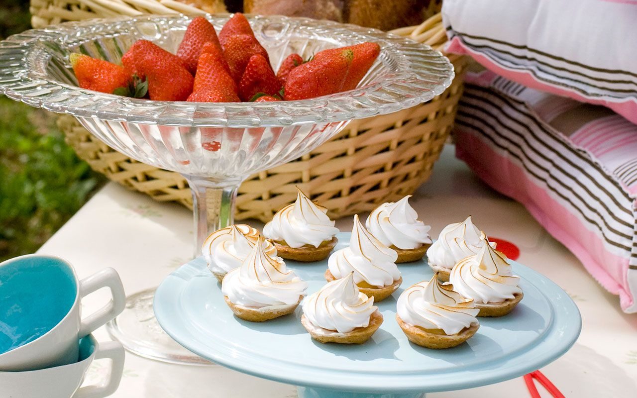 Pikniken blir ekstra romantisk med jordbær og små sitronterter.