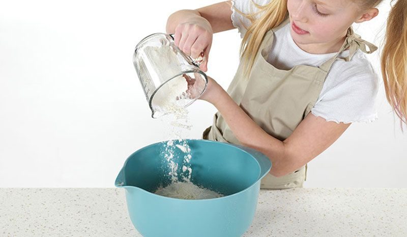 Bakeutstyr for barn: Et forkle som passer gjør at barna ikke snubler.