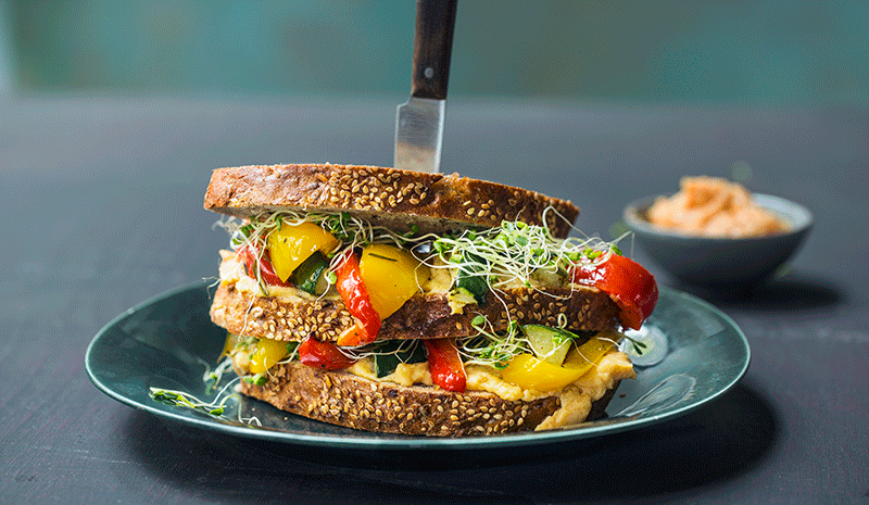 Billig middag: Blings med grillede grønnsaker og hummus