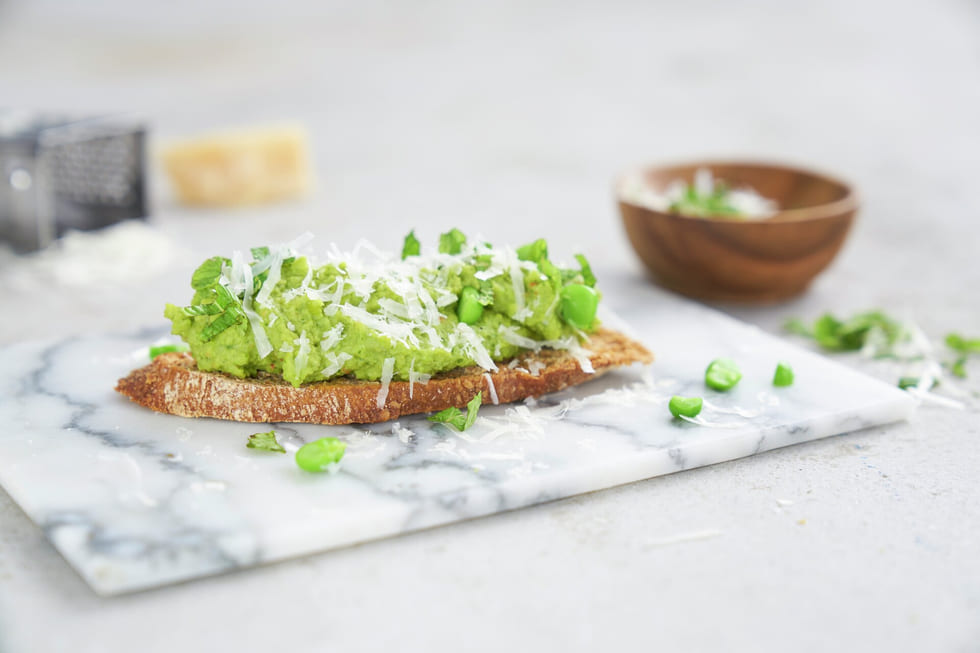 Crostini med ertepuré og parmesan