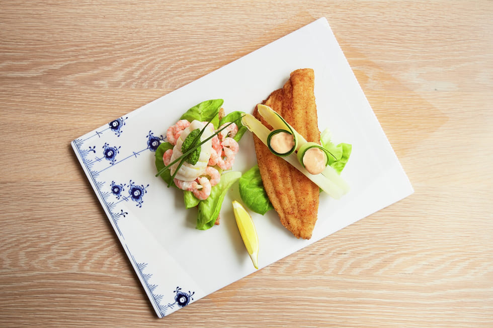 Smørrebrød med panert fisk og reker