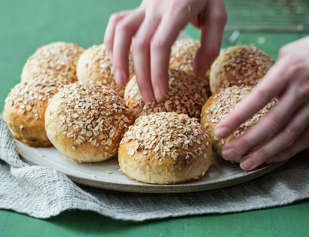 Havrerundstykker på et fat laget av norsk korn