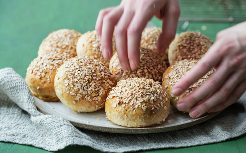 Havrerundstykker på et fat laget av norsk korn