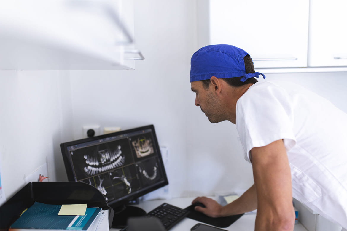 Endodonti_røntgenbilder_herobilde_behandling kopi Spesialist ser på røntgenbilder for rotfylling