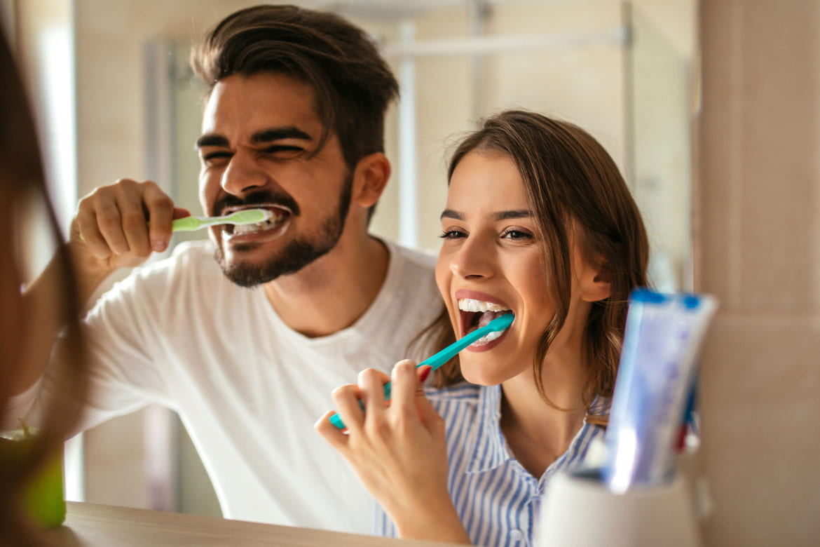 Riktig tannkrem_herobilde_artikkel Et par pusser tennene.