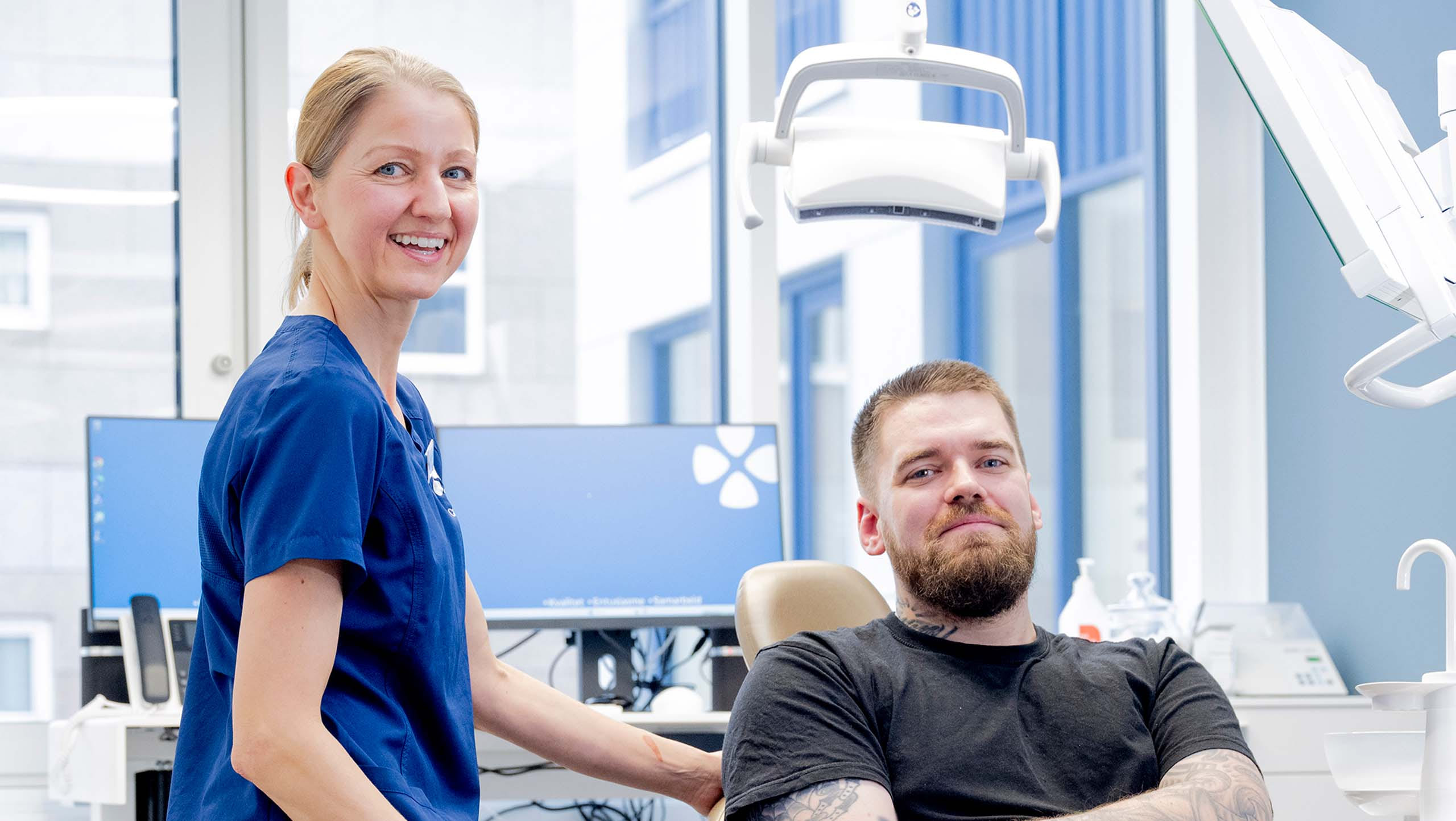 Smildende tannlege og pasient Eirik