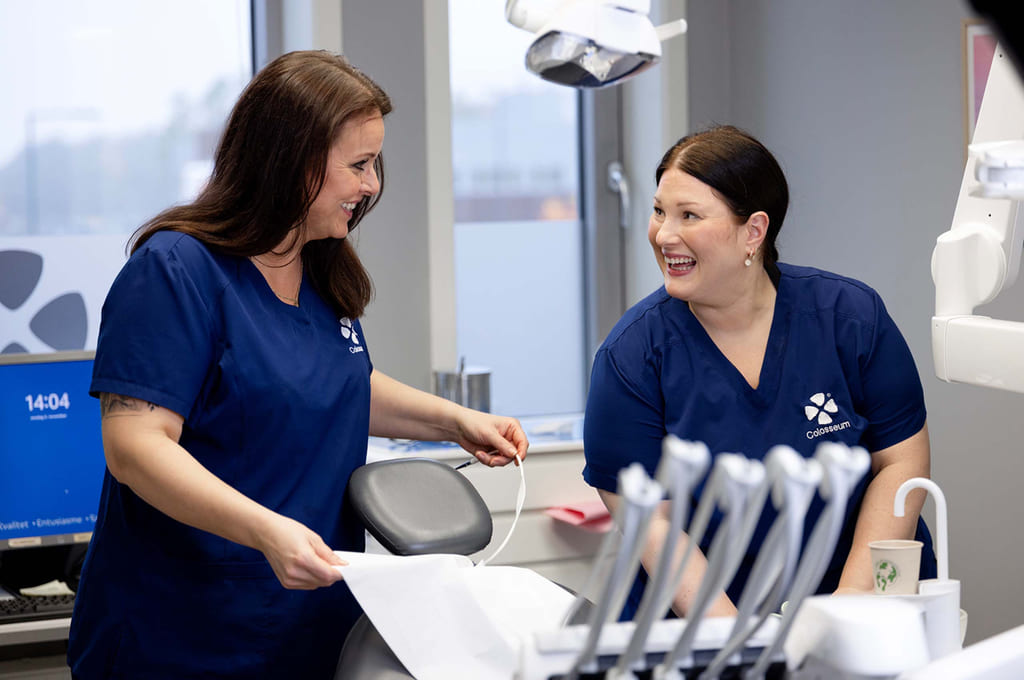 Smilende ansatte som jobber på Sotra klinikken