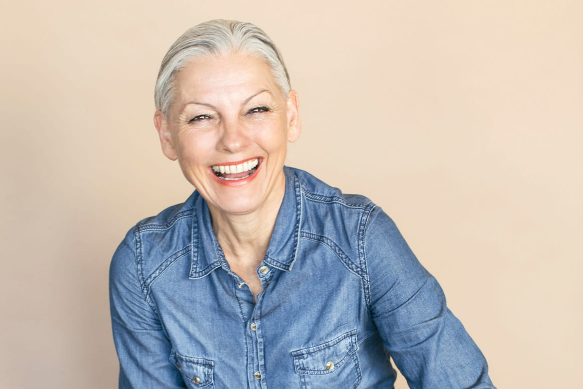 Tannbro_herobilde_behandling Voksen dame som sitter på en stol