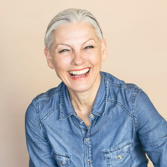 Tannbro_herobilde_behandling Voksen dame som sitter på en stol