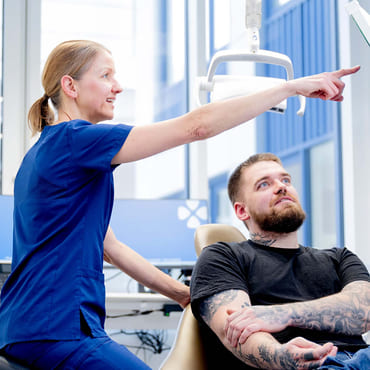 Tannlege forklarer for pasient Tannlege forklarer for pasient