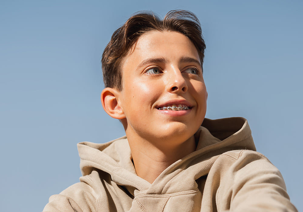 Ungdom gutt med tannregulering Ungdom gutt med tannregulering
