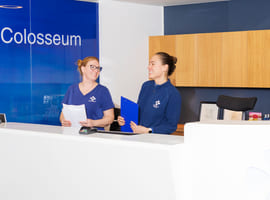 Smilende resepsjonister Majorstuen