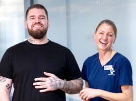 Pasient Eirik Monsvik og tannlege Hanne Christin