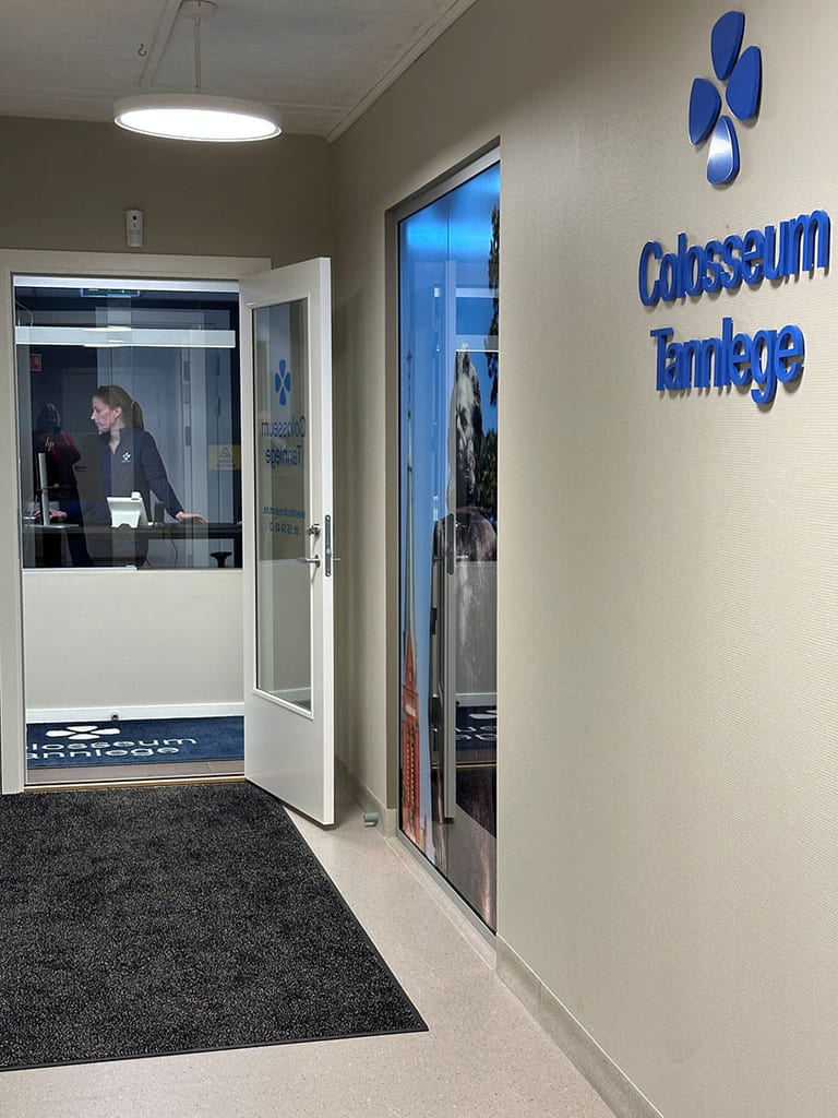 Skien ny klinikk gang m logo